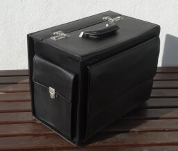 Kvalitní černá brašna 43×32×25 cm se zámkem – univerzální